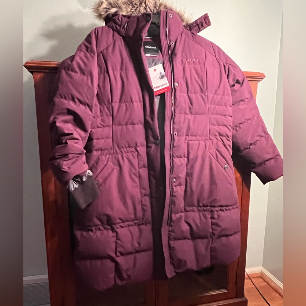 Marmot, NWT, XL, 700 down fill, woman’s, very warm, maroon, winter coat.